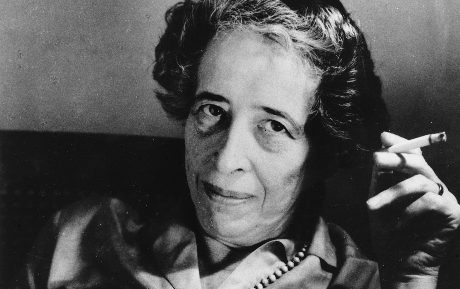 Hannah Arendt: Η νέα εποχή θα καταλήξει σε μια θανάσιμη παθητικότητα - TVXS - TV Χωρίς Σύνορα