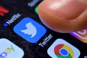 Το Twitter έκλεισε 70.000 λογαριασμούς αφιερωμένους στο QAnon
