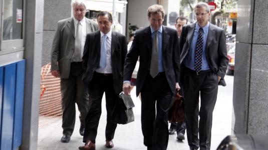 Εμμένει σε σκληρές περικοπές η τρόικα, ζητά δεσμεύσεις
