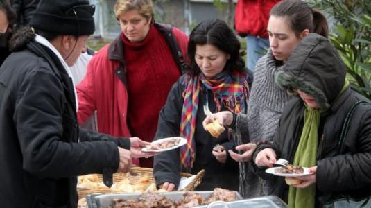 Συσσίτιο... Τσικνοπέμπτης στη Βαρβάκειο