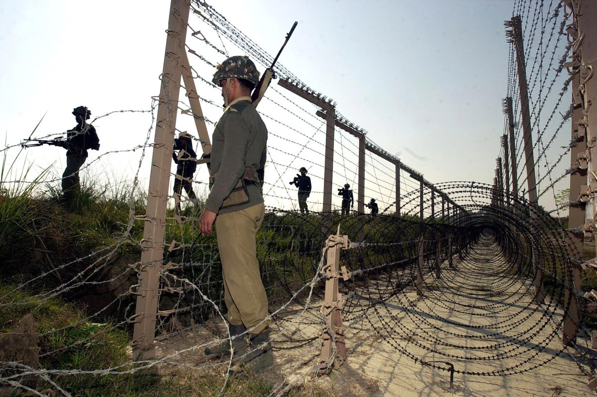 Στα σύνορα Ινδίας - Πακιστάν EPA PHOTO AFPI/TAUSEEF MUSTAF