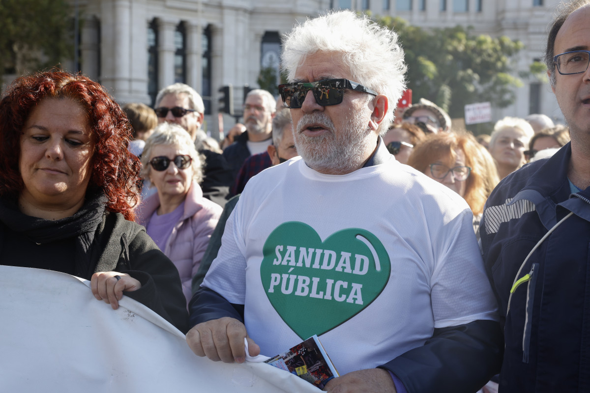 Ο Πέδρο Αλμοδόβαρ παρεμβαίνει για άλλη μια φορά και καλεί τους Ισπανούς να βγουν από την παθητικότητα 