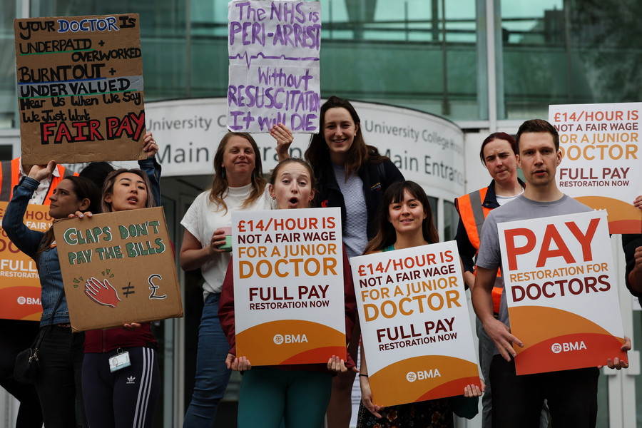 Αγγλία - Απεργία εκπαιδευόμενων γιατρών, (EPA/ANDY RAIN)
