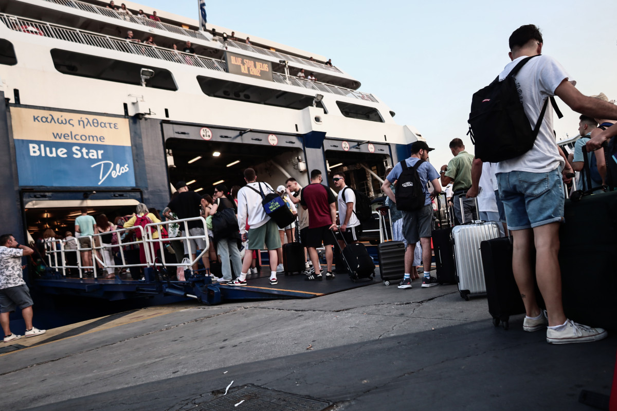 Αναχωρήσεις ταξιδιωτών από το λιμάνι του Πειραιά (ΚΩΣΤΑΣ ΤΖΟΥΜΑΣ/EUROKINISSI)
