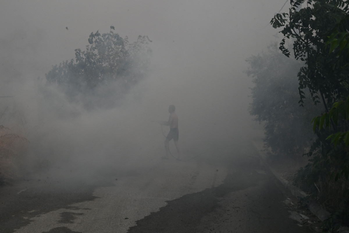 Μάχη με τις φλόγες στη Νέα Αγχίαλο Μαγνησίας, όπου (ΤΑΤΙΑΝΑ ΜΠΟΛΑΡΗ/EUROKINISSI)