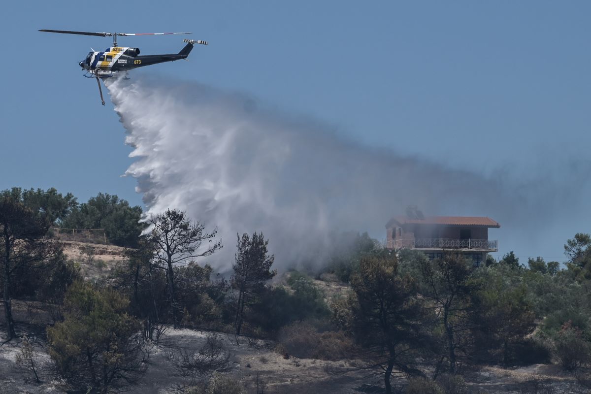 Φωτιά στη Νάξο / Επιχειρούν επίγειες και εναέριες δυνάμεις