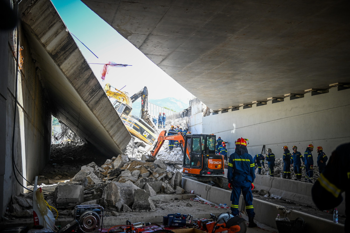Τμήμα γέφυρας κατέρρευσε στην Πάτρα. ΓΙΩΤΑ ΛΟΤΣΑΡΗ/EUROKINISSI