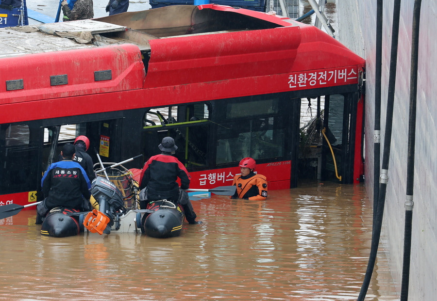 Πλημμύρες Νότια Κορέα
(EPA/YONHAP SOUTH KOREA)