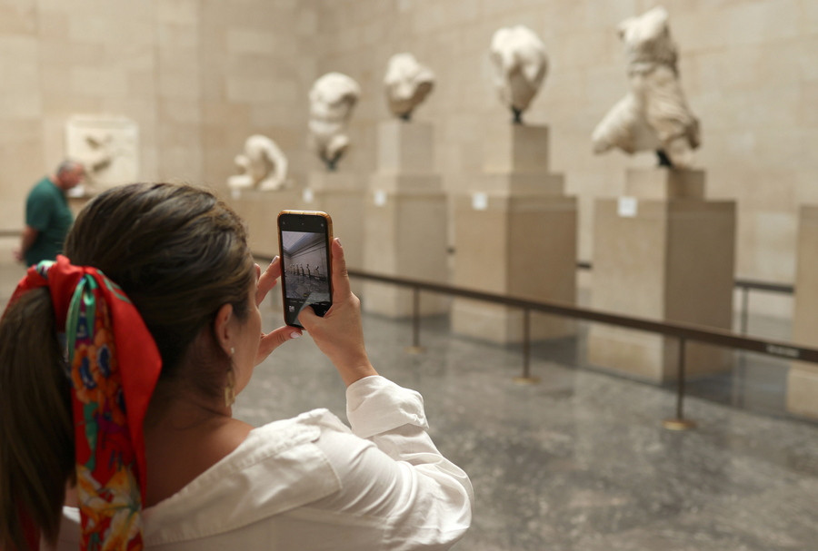 Γυναίκα φωτογραφίζει τα Μάρμαρα του Παρθενώνα στο Βρετανικό Μουσείο