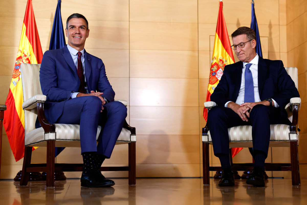 Ο ηγέτης του Λαϊκού Κόμματος Αλμπέρτο Νούνιεθ Φέιχο  και ο εκτελών χρέη πρωθυπουργού και γενικός γραμματέας του Ισπανικού Σοσιαλιστικού Εργατικού Κόμματος  Πέδρο Σάντσεθ κατά τη διάρκεια της συνάντησης τους στο Κογκρέσο των Αντιπροσώπων στη Μαδρίτη, Ισπανία, 30 Αυγούστου 2023. Ο Φεϊχό άνοιξε κύκλο επαφών με πολιτικούς ηγέτες για να προσπαθήσει να σχηματίσει κυβέρνηση.  EPA/MARISCAL