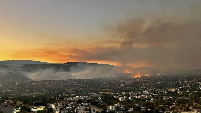 Μεγάλη πυρκαγιά στη Λεμεσό / Η Ελλάδα στέλνει δύο αεροσκάφη