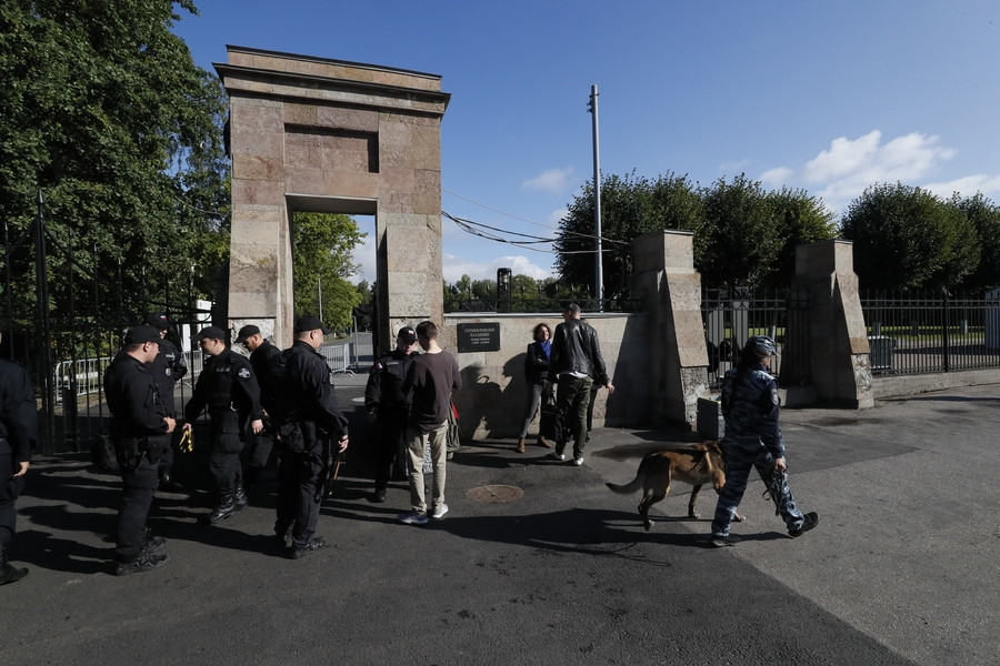 epaselect epa10826430 Russian policemen guard at the entrance to the Serafimovskoe cemetery in Saint Petersburg, Russia, 29 August 2023. Security was heightened at Serafimovskoe cemetery, a site where late PMC Wagner group chief Yevgeny Prigozhin was allegedly expected to be buried after his funeral. Russian authorities on 27 August confirmed Yevgeny Prigozhin died along with nine others in the crash of an aircraft in the Tver region of Russia on 23 August 2023.  EPA/ANATOLY MALTSEV