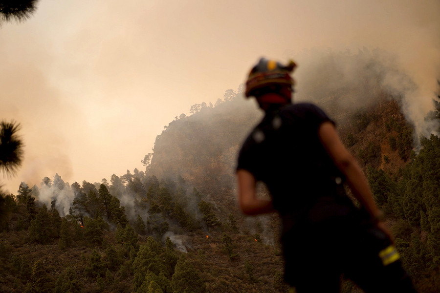 Ανεξέλεγκτη η φωτιά στην Τενερίφη .  EPA/RAMON DE LA ROCHA