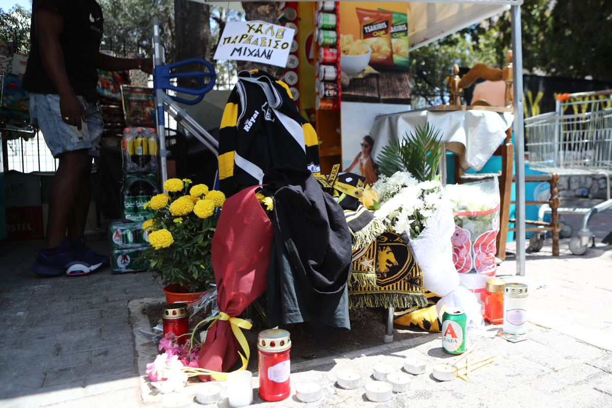 Λουλούδια, κασκόλ΄, κεριά και μηνύματα για τον αδικοχαμένο Μιχάλη. EUROKINISSI