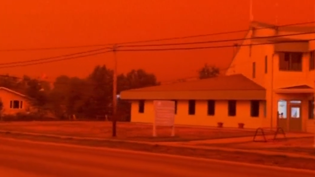 Πυρκαγιές στον Καναδά / Πορτοκαλί ομίχλη σκέπασε τον ουρανό [Βίντεο]