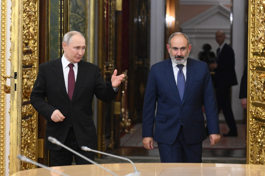 Ο πρόεδρος της Ρωσίας Βλαντιμίρ Πούτιν και ο πρωθυπουργός της Αρμενίας Νικόλ Πασινιάν © EPA/ILYA PITALEV / SPUTNIK / KREMLIN POOL MANDATORY CREDIT