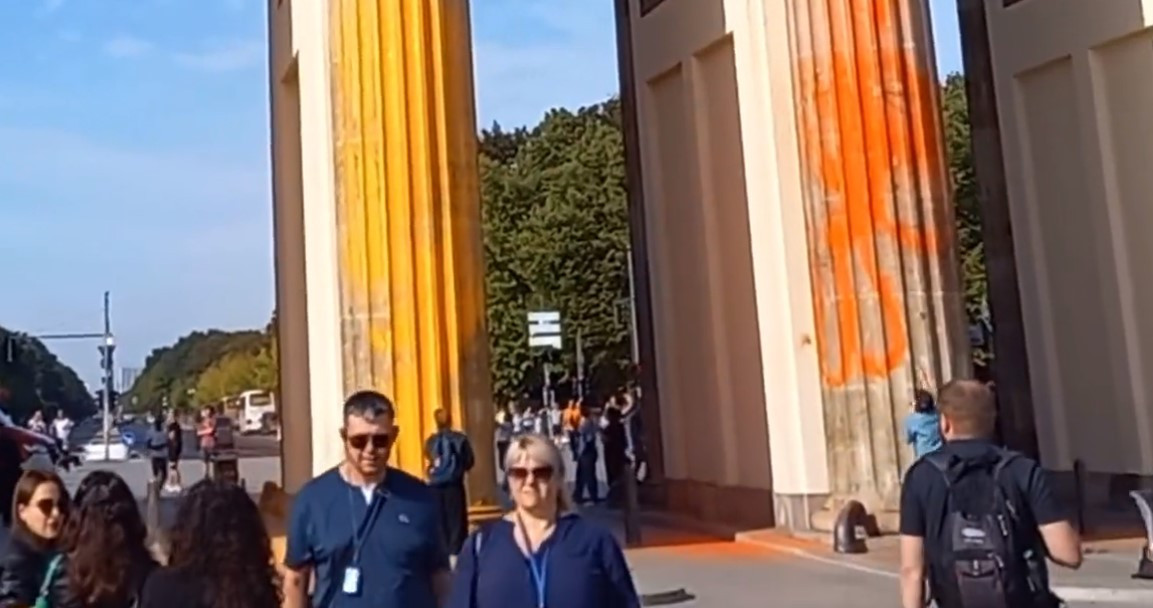 Γερμανία / Ακτιβιστές της «Τελευταίας Γενιάς» έβαψαν την Πύλη του Βραδεμβούργου