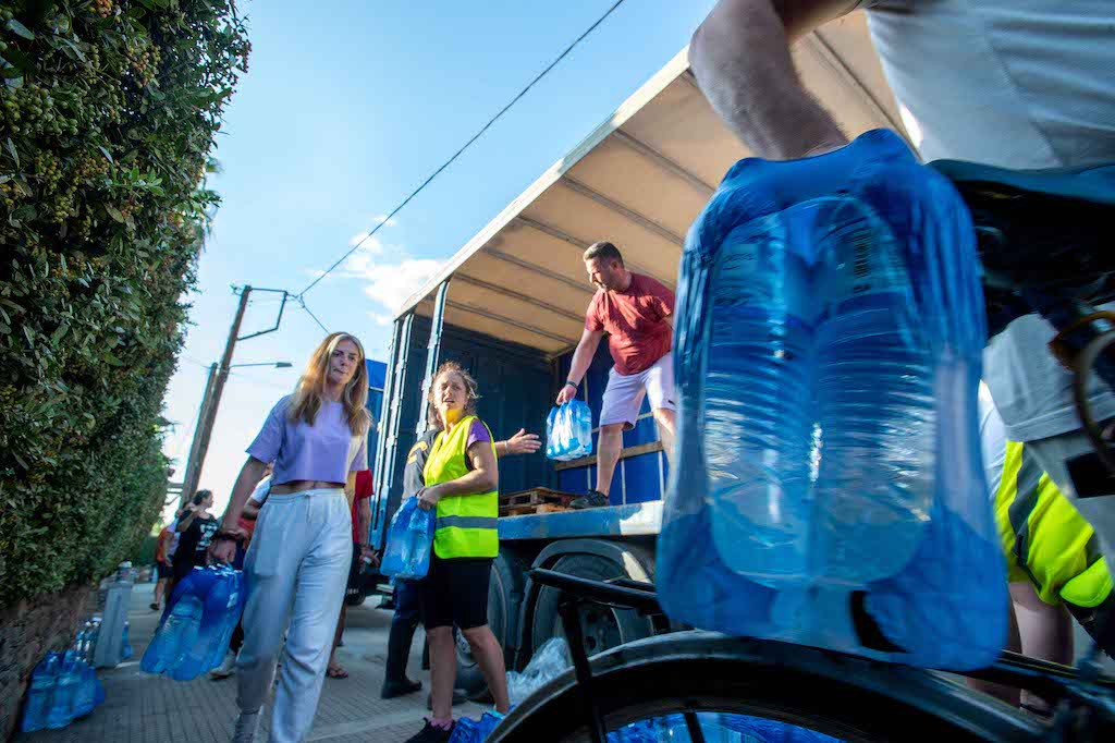 ΒΟΛΟΣ// Εθελοντές μοιράζουν δωρεάν νερό στους κατοίκους τ (ΒΑΣΙΛΗΣ ΟΙΚΟΝΟΜΟΥ /EUROKINISSI)