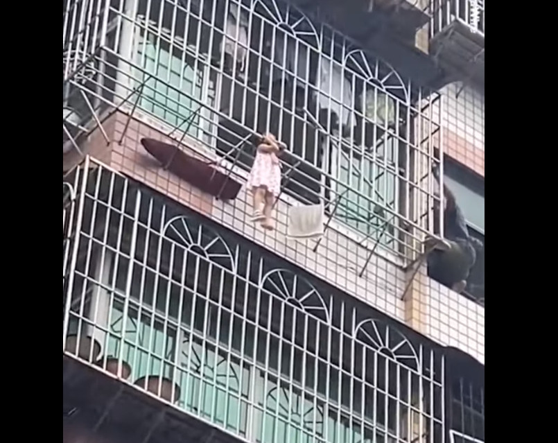 Κίνα / Καρέ καρέ η διάσωση παιδιού που κρεμόταν από τον 5ο όροφο πολυκατοικίας