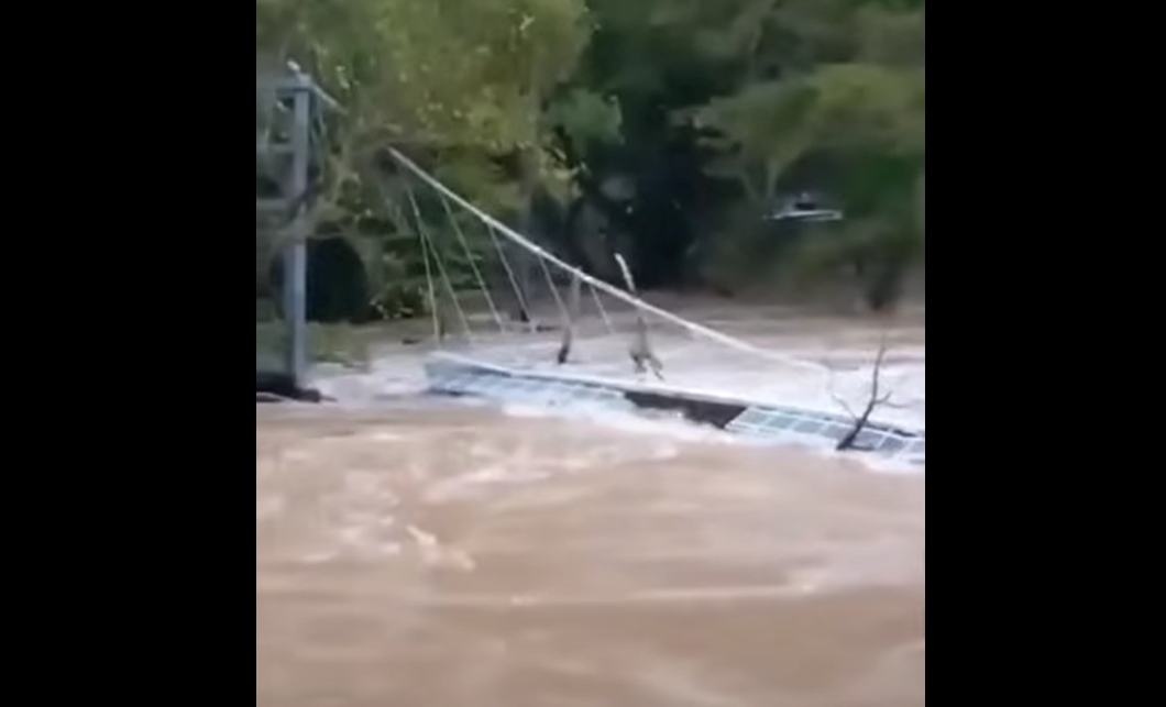 Πλημμύρες στη Θεσσαλία / Υπό πλήρη κατάρρευση η κρεμαστή πεζογέφυρα των Τεμπών [Βίντεο]