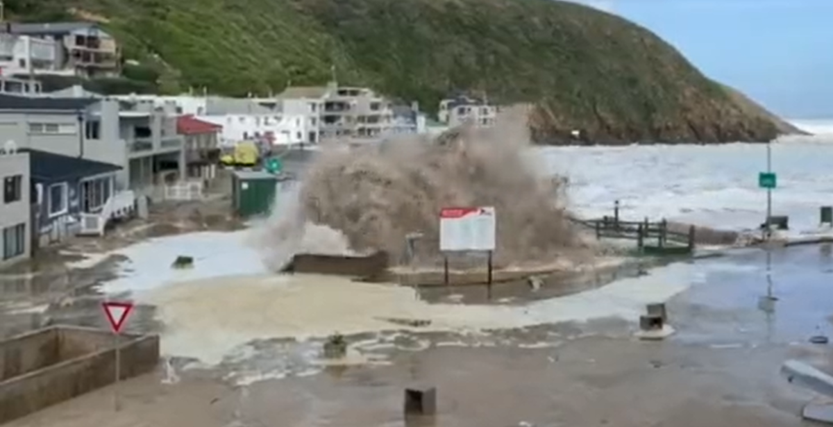 Νότια Αφρική / Παλίρροιες «έπνιξαν» τις ακτές με κύματα 9,5 μέτρων – Δύο νεκροί και 7 τραυματίες