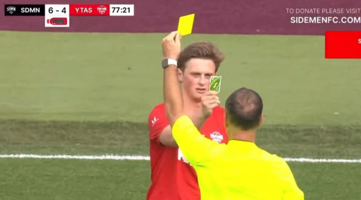 Παίκτης έδειξε κάρτα UNO στον διαιτητή ως αντίδραση για κίτρινη κάρτα που αντίκρυσε
