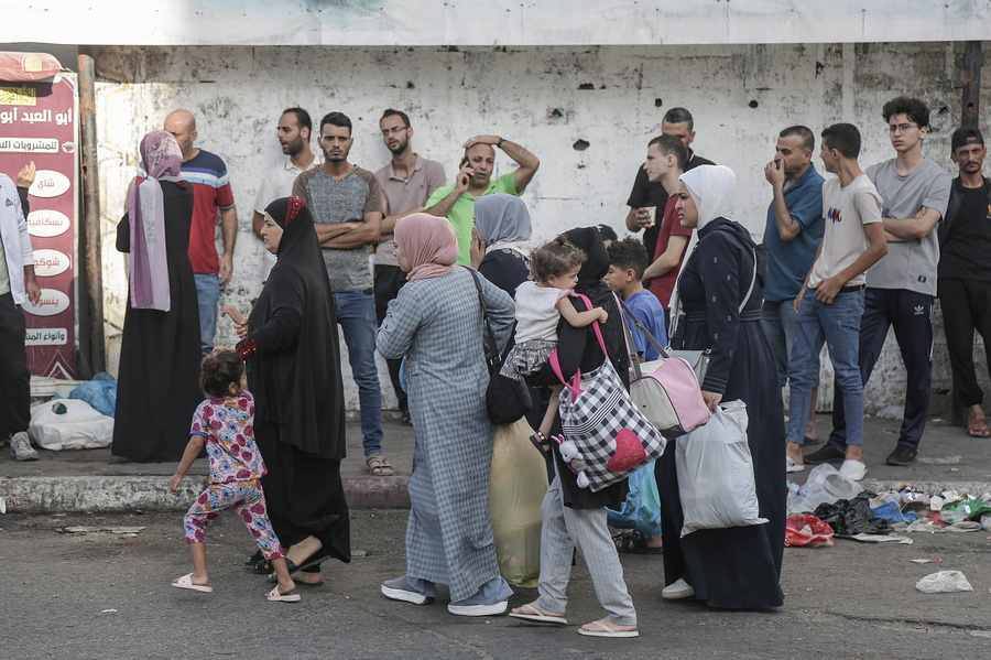 Παλαιστίνιοι εκκενώνουν τη Γαζα.  EPA/HAITHAM IMAD