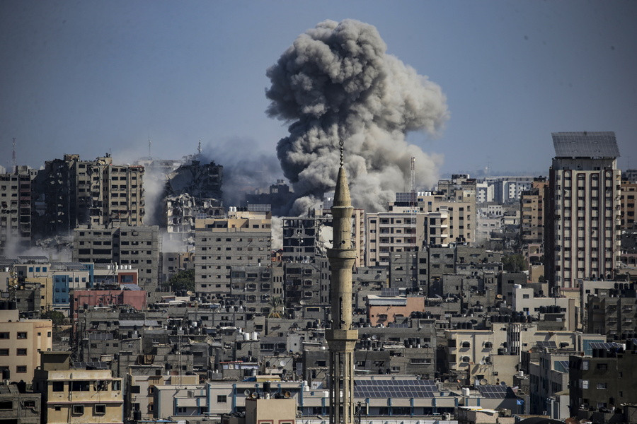 Βομβαρδισμοί στη Γάζα.   EPA/MOHAMMED SABER