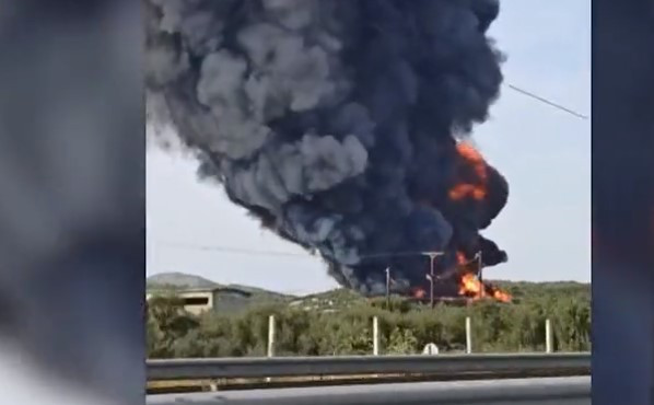 Εύβοια / Φωτιά σε εργοστάσιο στην Αυλίδα – Εκκενώθηκαν οι εγκαταστάσεις
