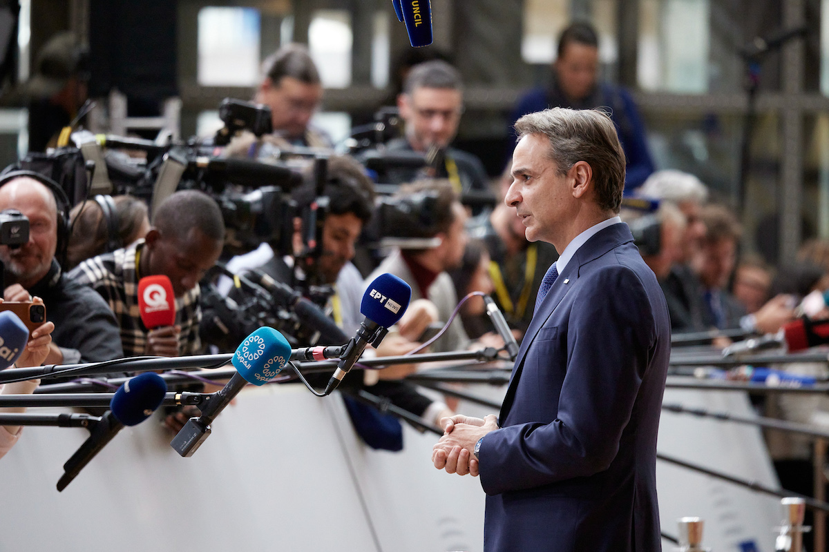 mitsotakis-ektos-klimatos-o-erntogan-se-oti-afora-ti-chamas-h-ee-stirizei-ti-lysi-dyo-kraton-447011