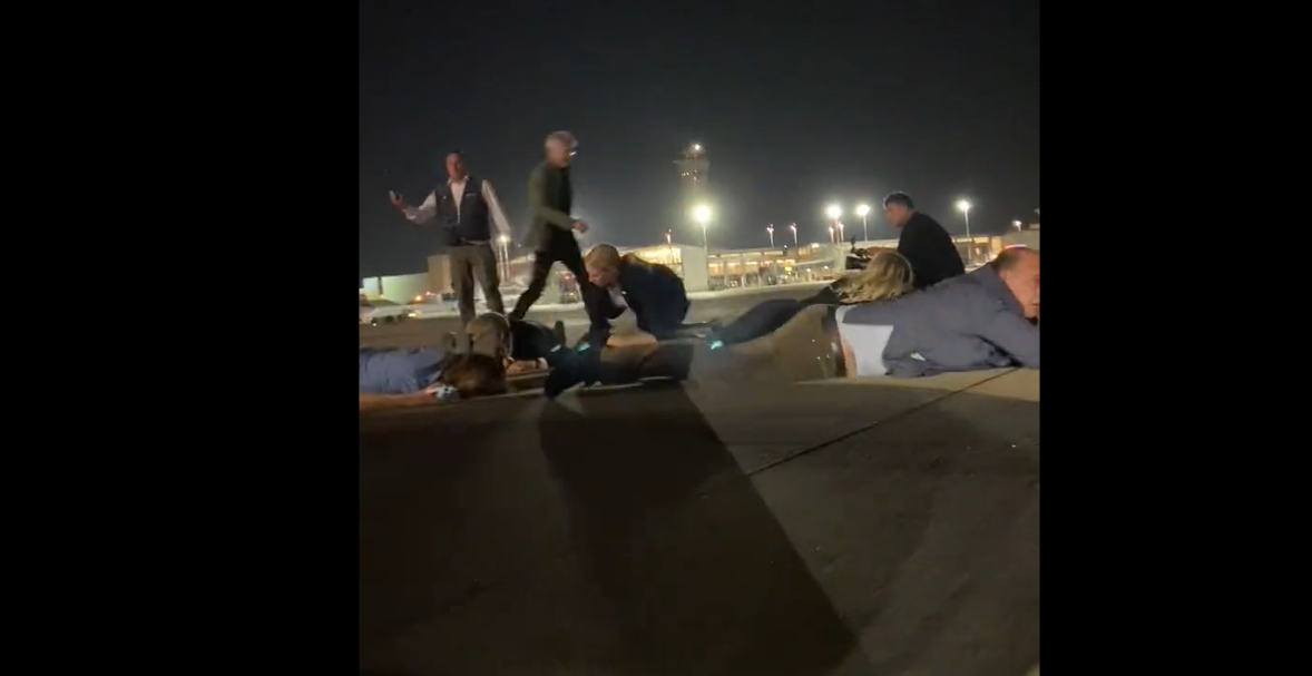 Όλαφ Σολτς / Βίντεο από τη στιγμή της εκκένωσης του αεροπλάνου του – Στο έδαφος η αντιπροσωπεία του