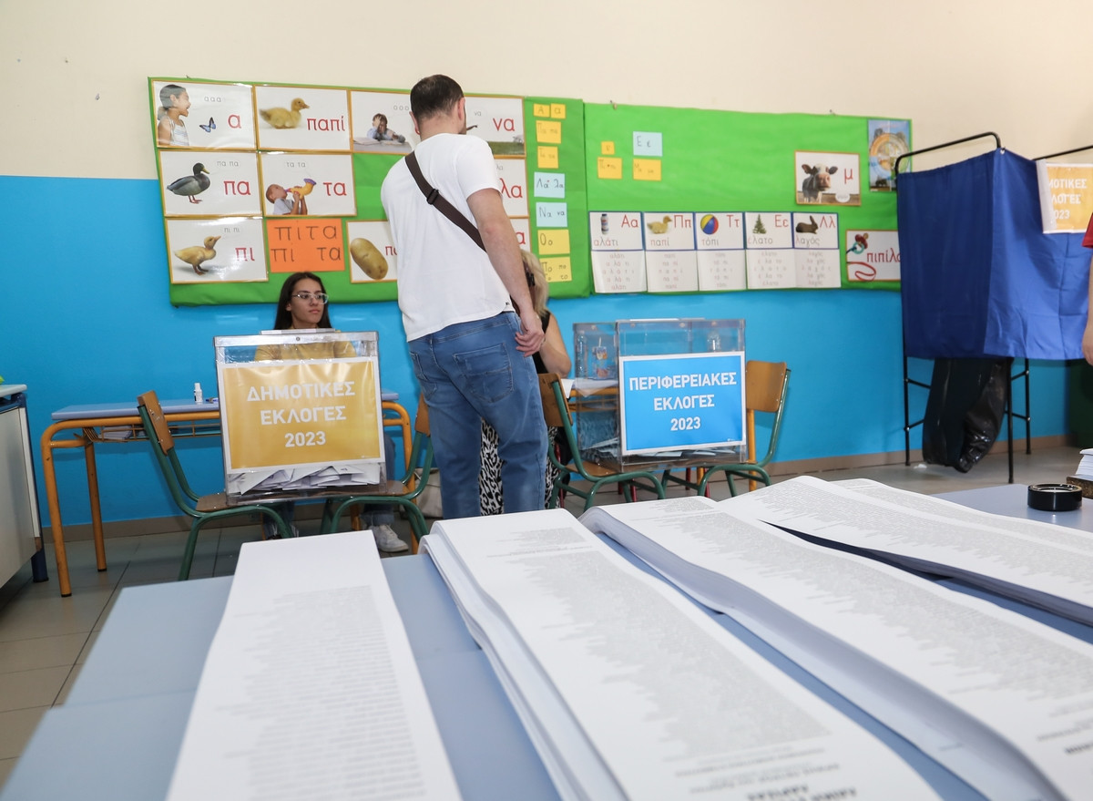 Στιγμιότυπο από την ψηφοφορία για τις δημοτικές και περιφερειακές εκλογές σε εκλογικό τμήμα της Λάρισας, 
ΛΕΩΝΙΔΑΣ ΤΖΕΚΑΣ/EUROKINISSI