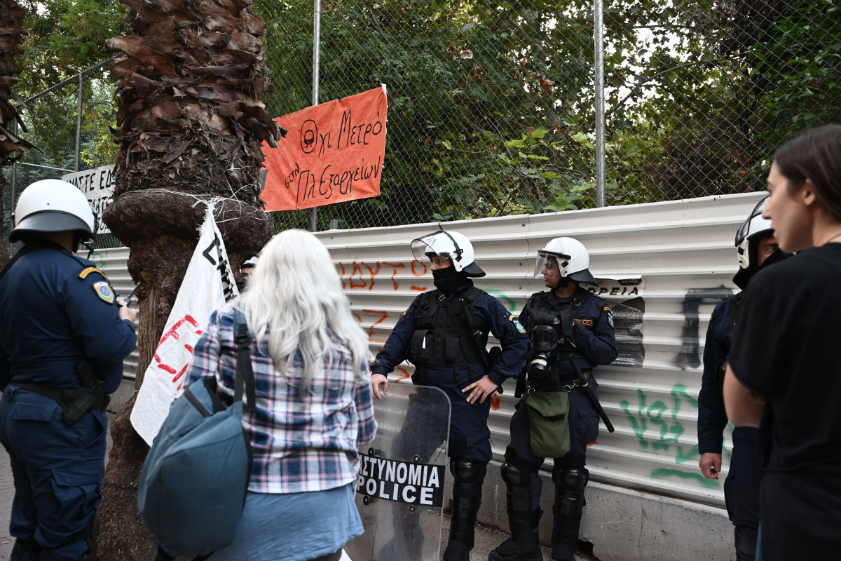 Εξάρχεια / Χημικά στους κατοίκους που αντιδρούν στην κοπή δέντρων για το σταθμό του Μετρό