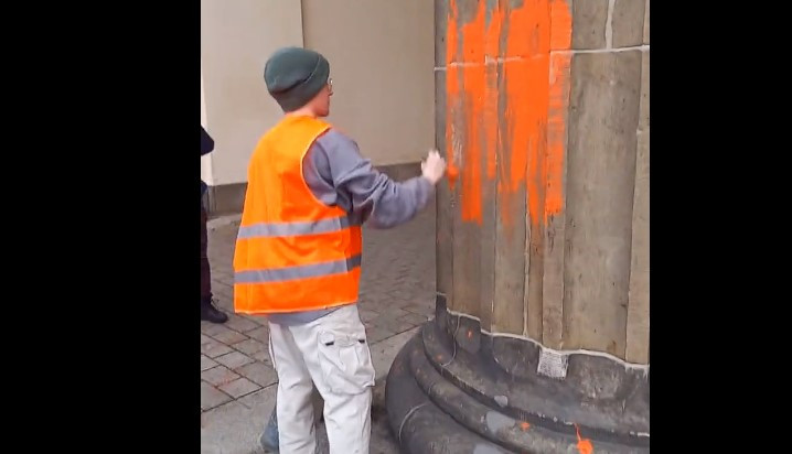 Γερμανία / Ακτιβιστές για το κλίμα έβαψαν ξανά την Πύλη του Βρανδεμβούργου
