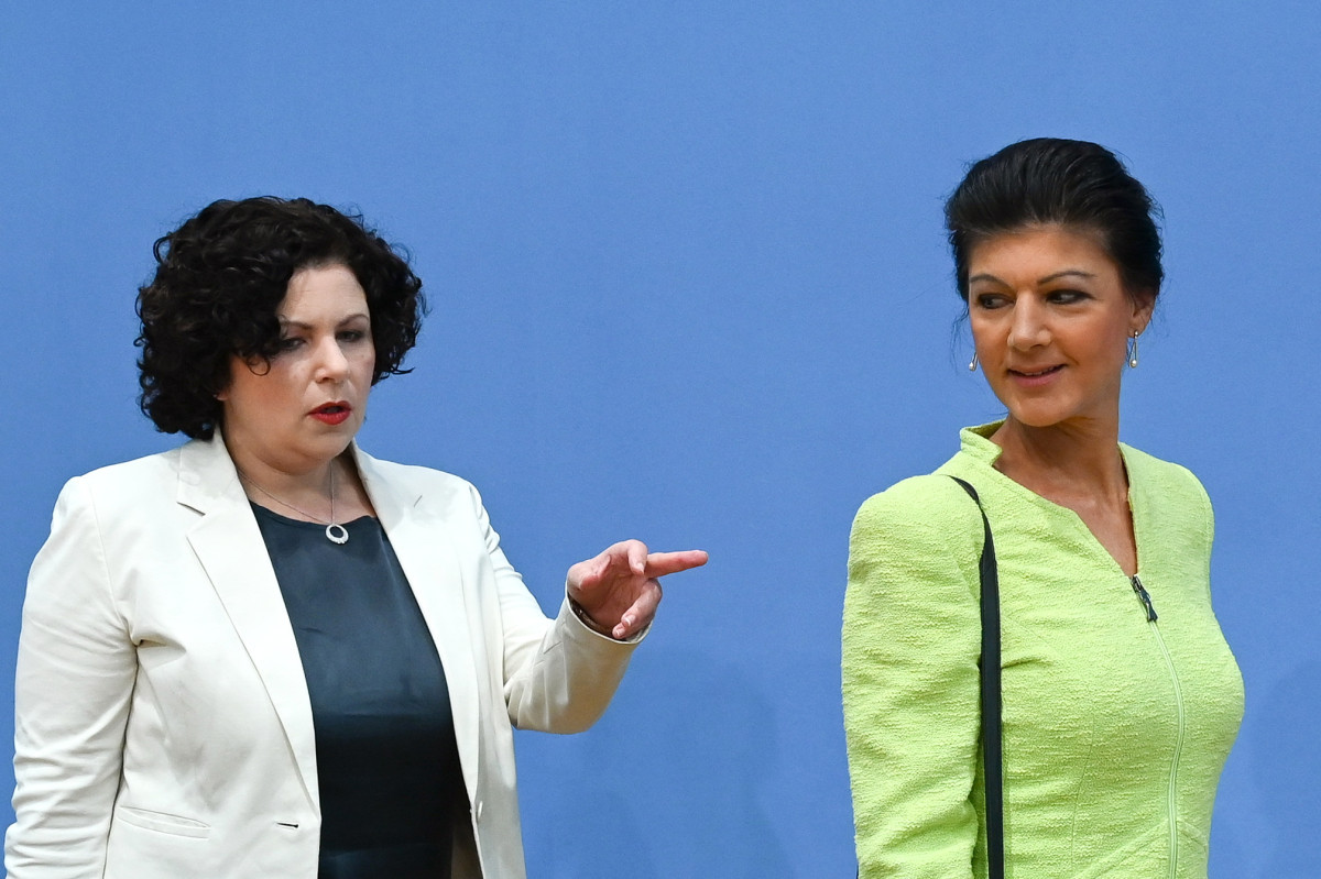 Η  Σάρα Βάγκενκνεχτ με την κοινοβουλευτική συμπρόεδρο του Die Linke Αμίρα Μοχάμεντ Άλι, παρουσιάζουν σχέδια για ένα νέο πολιτικό σχέδιο με την ονομασία "Συμμαχία Σάρα Βάγκενκνεχτ" στο Βερολίνο, Γερμανία, 23 Οκτωβρίου 2023.  EPA/Filip Singer