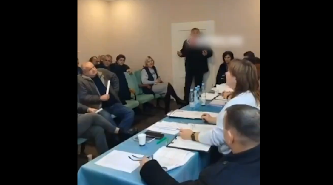 Ουκρανία / Αξιωματούχος έριξε χειροβομβίδες σε αίθουσα συνεδρίασης Δημοτικού Συμβουλίου – Δεκάδες τραυματίες [Βίντεο]