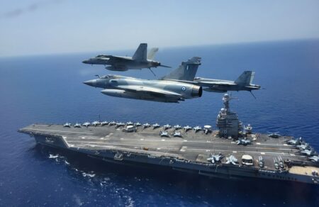 aeroplanoforo-tzeralnt-r-fornt-mpike-sti-mesogeio-i-armada-kroysis-poy-proorizetai-gia-to-iran-vinteo-453215