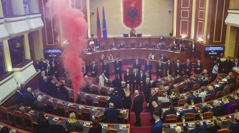 Αλβανία / Μπράβοι και καπνογόνα στην Βουλή