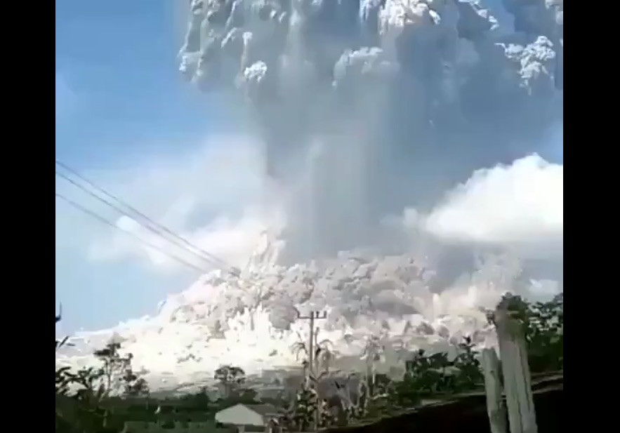 Ινδονησία / Εικόνες «Αποκάλυψης» σε βίντεο από την φονική έκρηξη του ηφαιστείου Μαράπι – Στους 22 οι νεκροί
