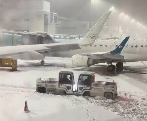 «Ελευθέριος Βενιζέλος» / Μόνο δύο πτήσεις από και προς το Μόναχο – 22 ακυρώθηκαν από τη χιονοθύελλα στη Γερμανία