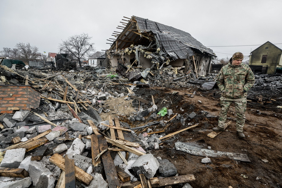 Ουκρανία / Ρωσική πυραυλική επίθεση στην περιφέρεια του Κιέβου. EPA/Sergey Dolzhenko