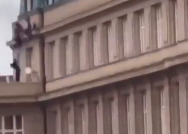 Πράγα / Βίντεο ντοκουμέντο με φοιτητές να πηδούν από τα παράθυρα για να σωθούν
