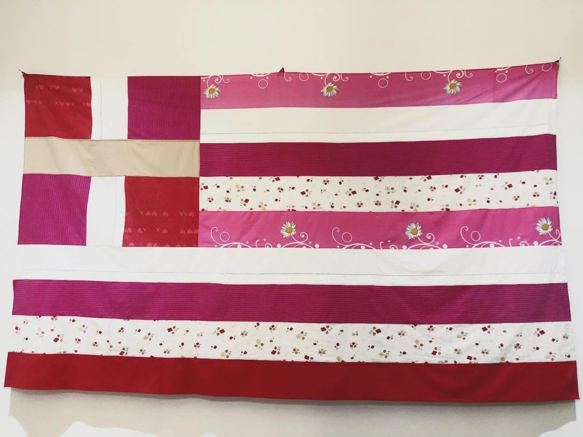 Ελένη Καρασαββίδου / Μία Ροζ σημαία και η θηλυκοποίηση των Συμβόλων του «Ιερού»