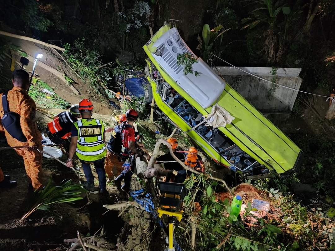 Φιλιππίνες / 17 νεκροί από πτώση λεωφορείου σε χαράδρα