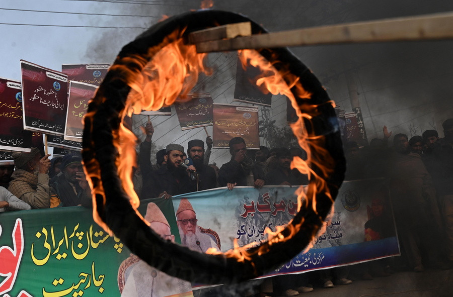 Στιγμιότυπο από διαδήλωση στο Πακιστάν για την καταδίκη των ιρανικών πληγμάτων EPA/RAHAT DAR