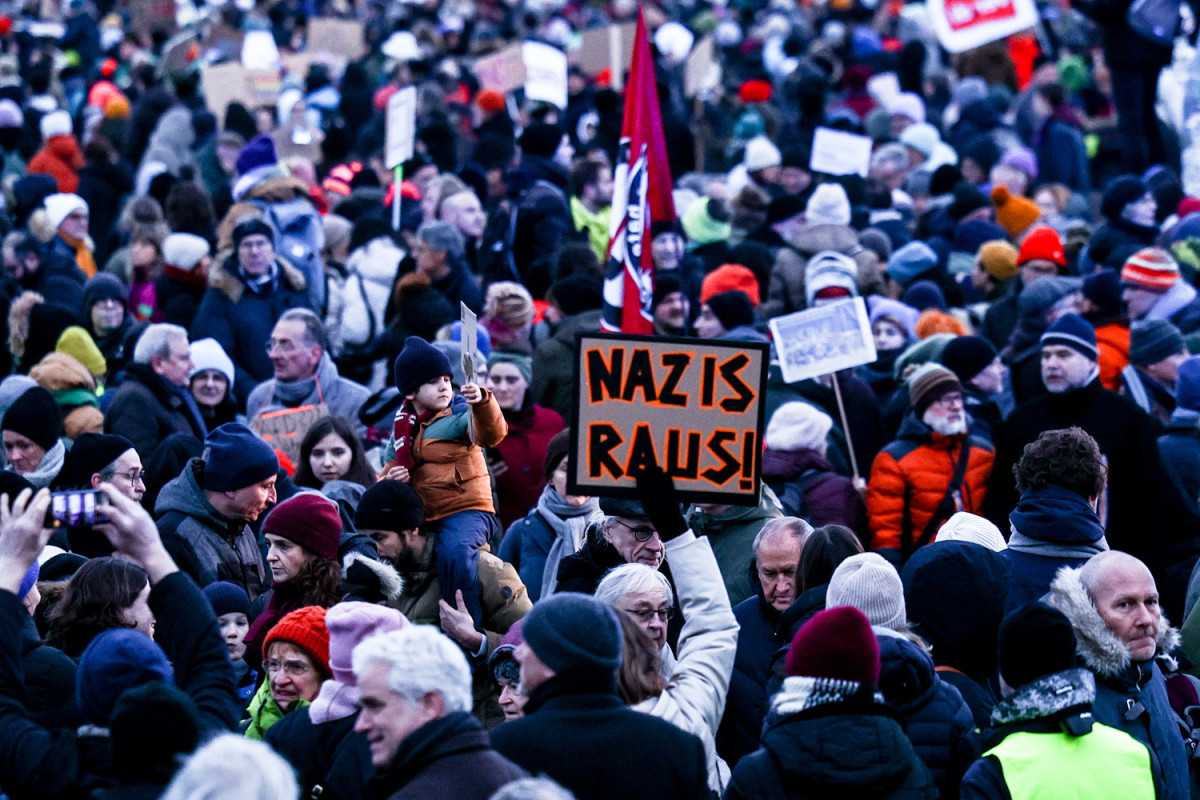 Μια πινακίδα γράφει "Ναζί έξω" κατά τη διάρκεια διαδήλωσης κατά του ακροδεξιού κόμματος Εναλλακτική για τη Γερμανία (AfD) στο Βερολίνο, Γερμανία, 21 Ιανουαρίου 2024.  EPA/FILIP SINGER
