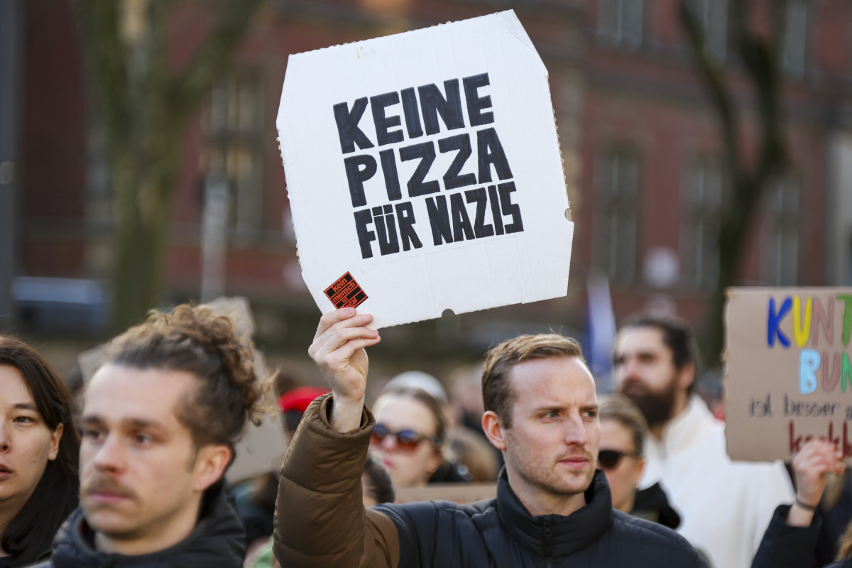  Διαδηλωτής κρατάει πινακίδα που γράφει "όχι πίτσα για τους ναζί" μπροστά από τον Καθεδρικό Ναό της Κολωνίας, κατά τη διάρκεια διαδήλωσης κατά του ακροδεξιού κόμματος Εναλλακτική για τη Γερμανία (AfD) στην Κολωνία,  EPA/Christopher Neundorf