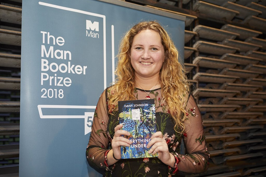 ΒιβλιοΝίκη / Κάτω από την επιφάνεια – Ντέιζι Τζόνσον, η νεότερη συγγραφέας που διεκδίκησε ποτέ το Βραβείο Booker
