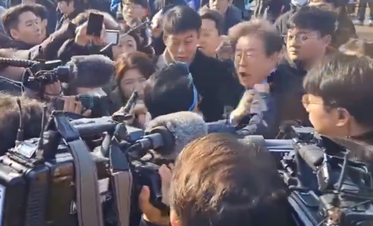 Νότια Κορέα / Μαχαίρωσαν αρχηγό της αντιπολίτευσης – Νοσηλεύεται εκτός κινδύνου [Βίντεο]