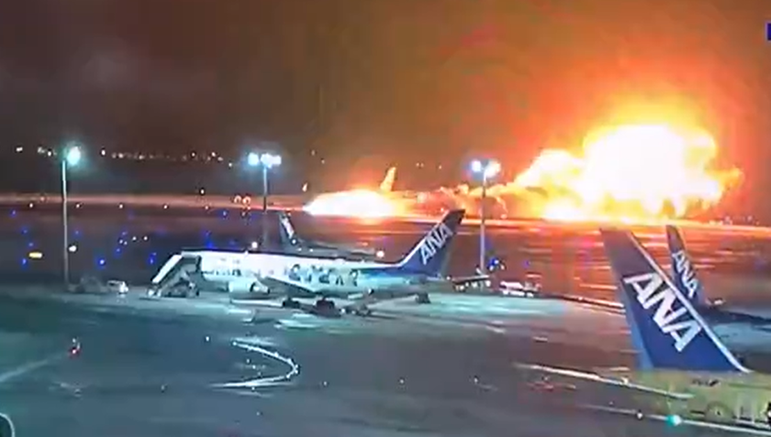 Ιαπωνία / Φωτιά σε επιβατικό αεροπλάνο μετά την προσγείωση του – Σώοι οι 367 επιβάτες